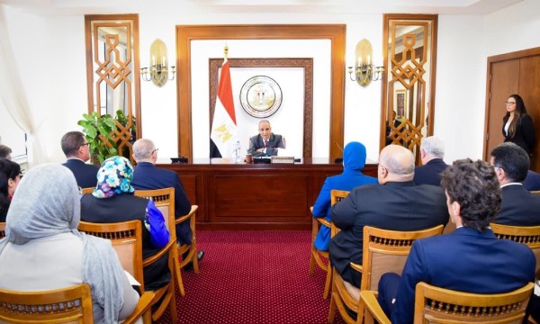 وزير الخارجية يتابع سير العمل بقطاع التعاون الدولي